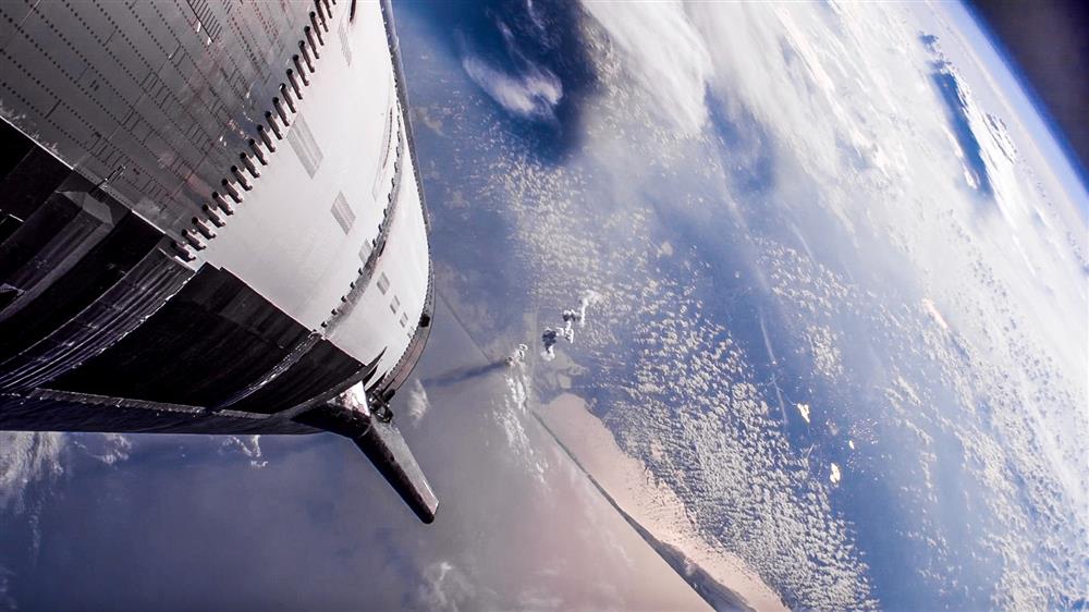 Starship S37 opouští suborbitální dráhu a míří do vln Indického oceánu (Zdroj: SpaceX)
